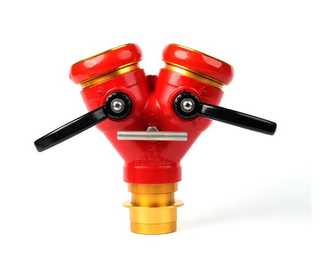 Vilka är fördelarna med att använda en låsning av tvåvägsbrandslangdistributör i höghus- och skogsbrandscenarier?